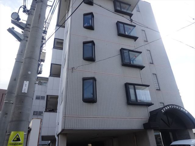 和歌山市湊御殿のマンションの建物外観