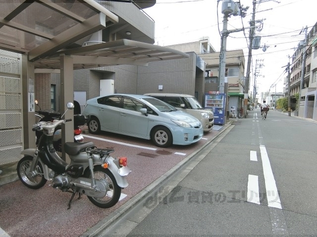 【ハウスセゾン鞍馬口の駐車場】