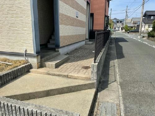 【蒲郡市緑町のアパートのエントランス】
