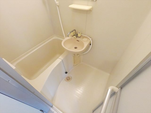 バス・シャワールーム　クリーニング済の綺麗な洋室です。