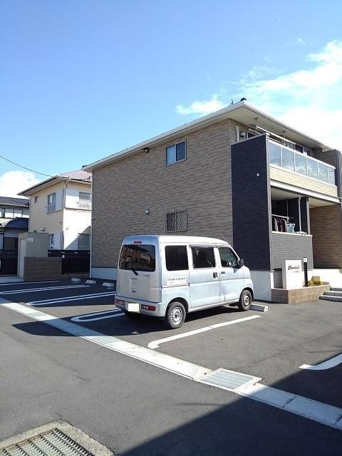 【富士市入山瀬のアパートの駐車場】