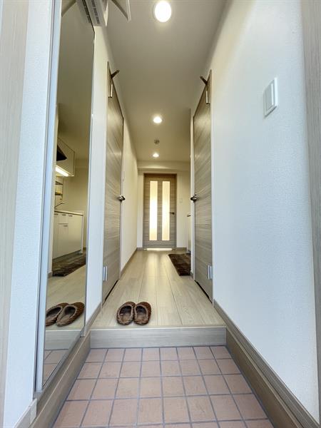 玄関　姿見&シューズクローク付き！