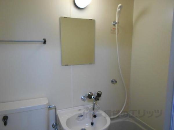 バス・シャワールーム　照明も明るくプライベート空間を照らします