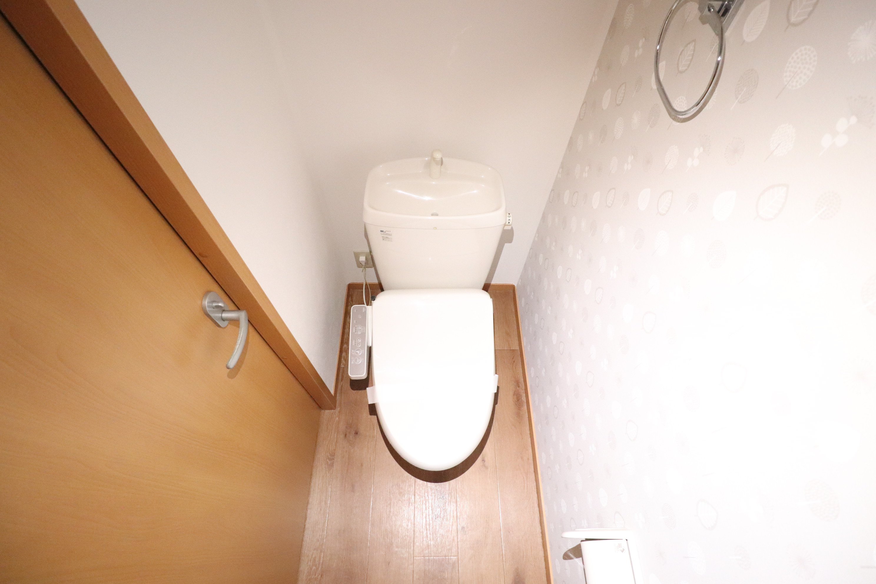 トイレ　壁紙もとっても素敵な温水洗浄便座のトイレ♪