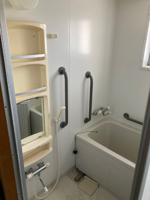 バス・シャワールーム　浴室窓有