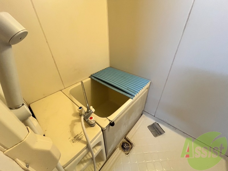 バス・シャワールーム　浴槽はコンパクトで体を洗うスペースが広めです。