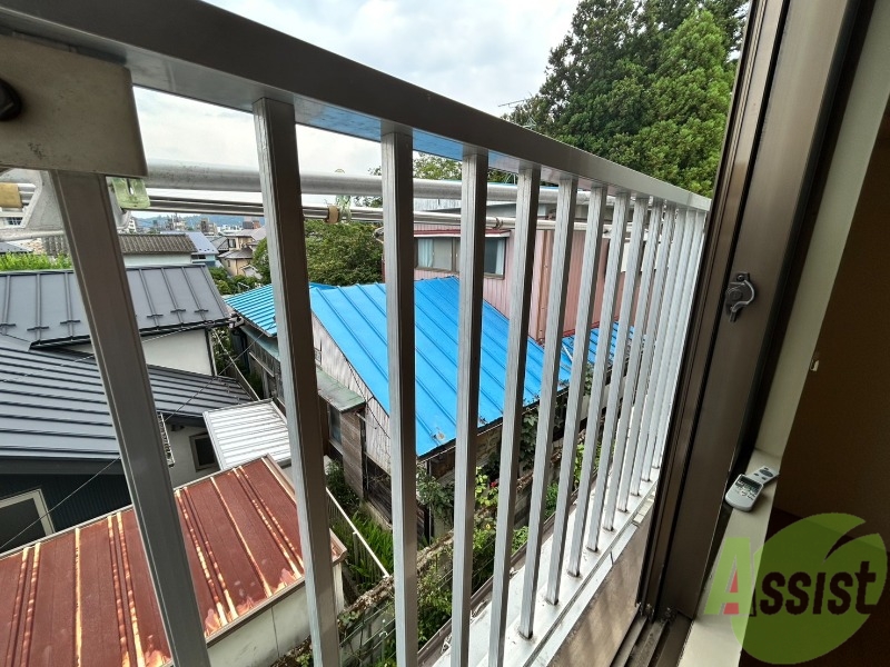 バルコニー　スペースはありませんが柵の向こう側に物干し竿がついています