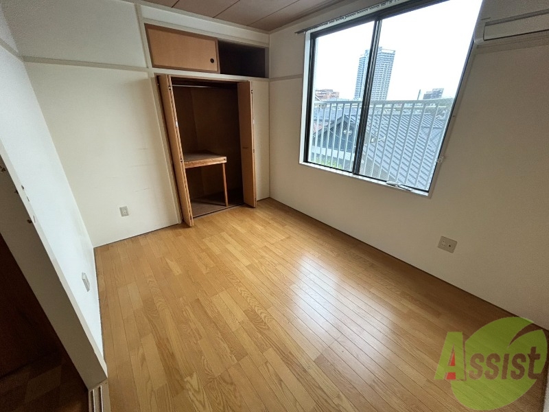 居室・リビング　６帖のリビングは広々として開放感があります。