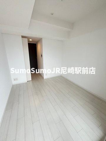 その他部屋・スペース　落ち着いた色調の寝室です