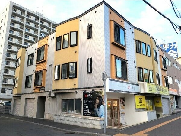 レユシール参番館の建物外観