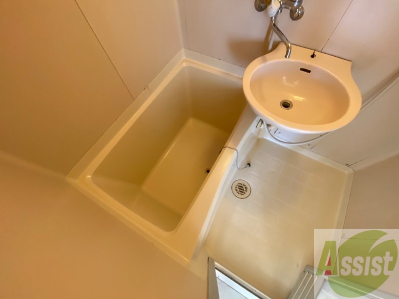 バス・シャワールーム　バスルームは狭すぎず、シャワーも浴びやすそうです。