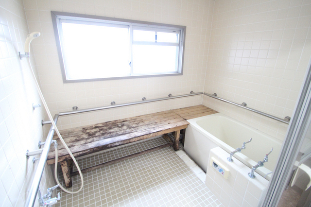 バス・シャワールーム　広いお風呂です