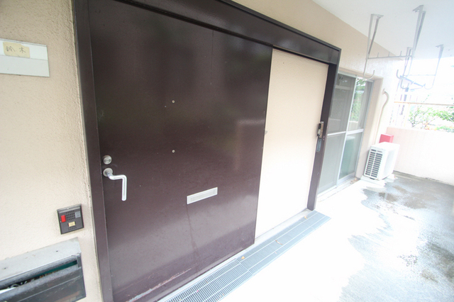 玄関　大きく開くスライドドア