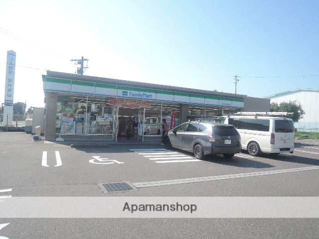 コンビニ　ファミリーマート（コンビニ）まで888m