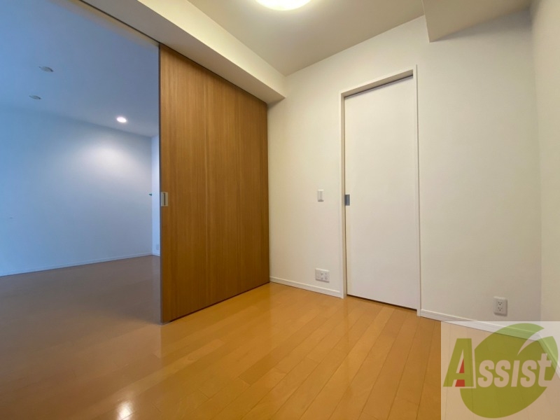 その他部屋・スペース　寝室はこちらです。光が差し込む、温かみのあるお部屋です。