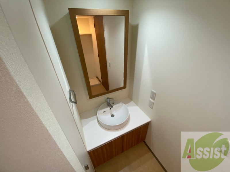 洗面設備　独立洗面台です。大きくてよいですね。シャンプーもできます。