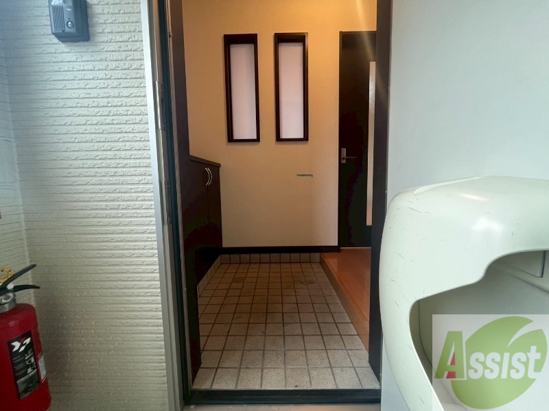 玄関　玄関です。すぐ広いリビングにつながっています。