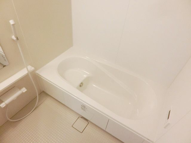 バス・シャワールーム　ゆったりとした一坪の浴室は魅力的です