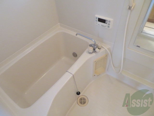 バス・シャワールーム　こちらはお風呂。一日の疲れをここで癒してください。