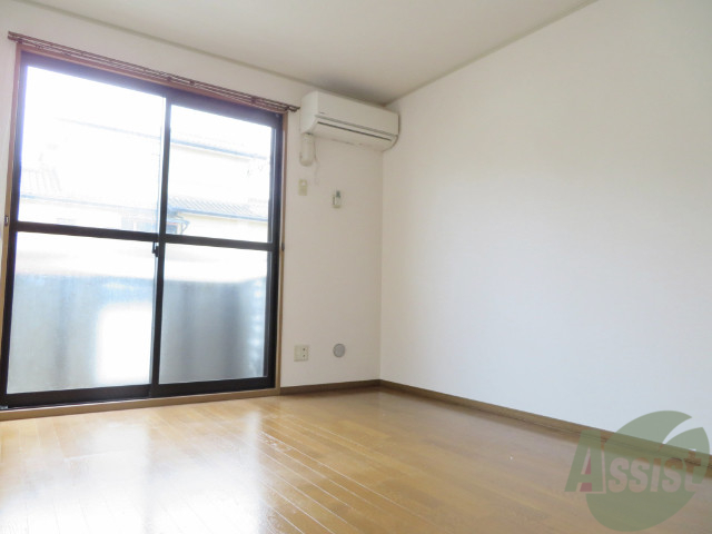 居室・リビング　リビングはこんな感じです。窓が大きくてよく陽が入ってきます。