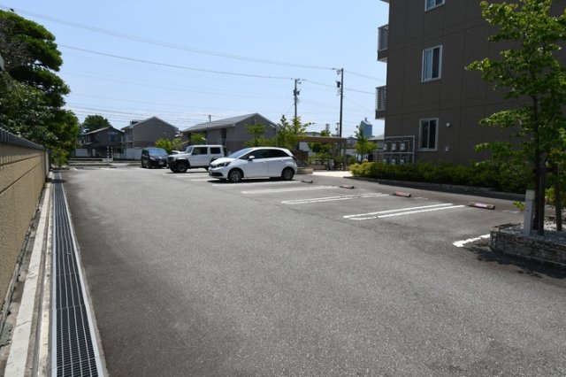 駐車場　車をお持ちの方に嬉しい駐車場付きの物件です