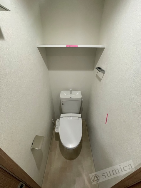 トイレ　人気アイテムの温水洗浄便座。清潔感のあるトイレです。