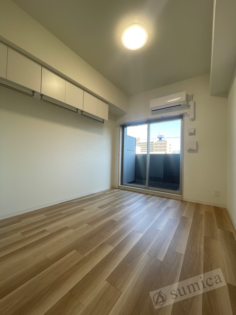 バルコニー　内装は落ち着いています。おおきな窓で明るさを演出。