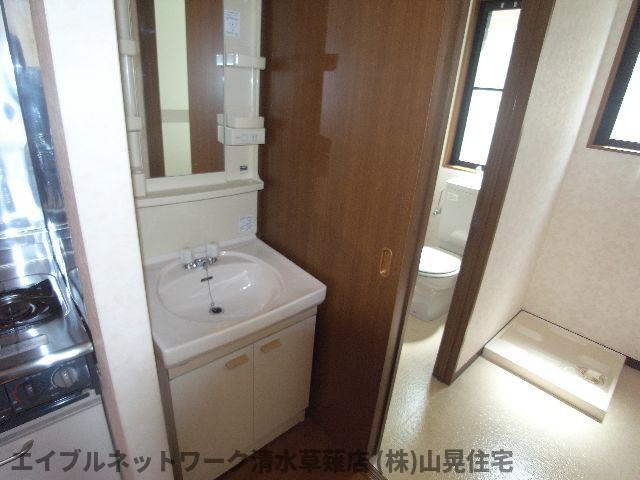 洗面設備　明るい洗面所です