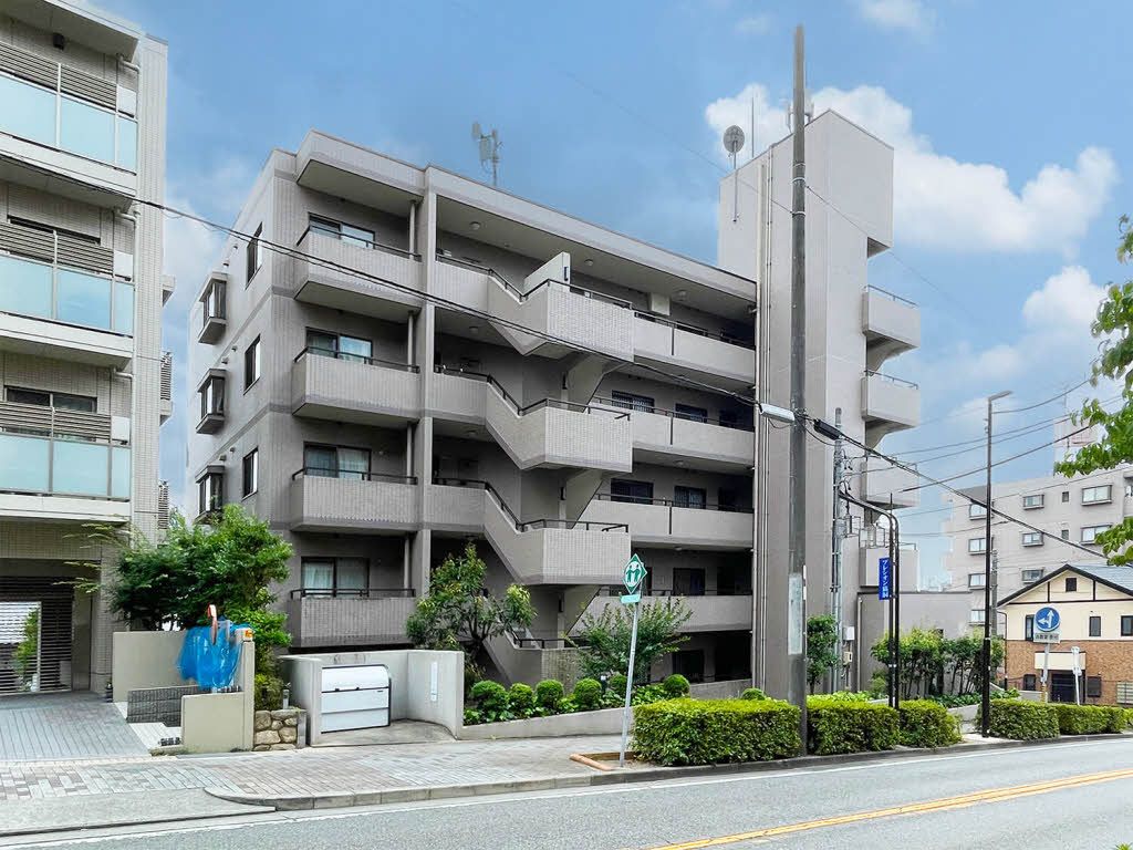 建物外観　エレベーター付きのマンションです。