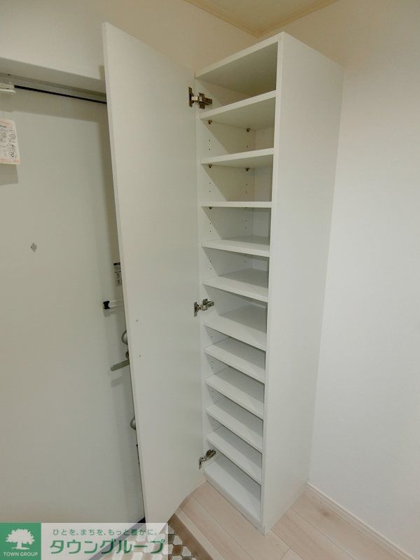 玄関　シューズボックスは棚の高さが調節可能でブーツも置けます！室…