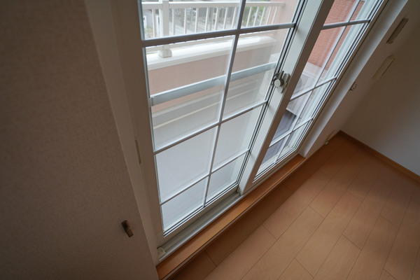 バルコニー　同じ建物の別の部屋