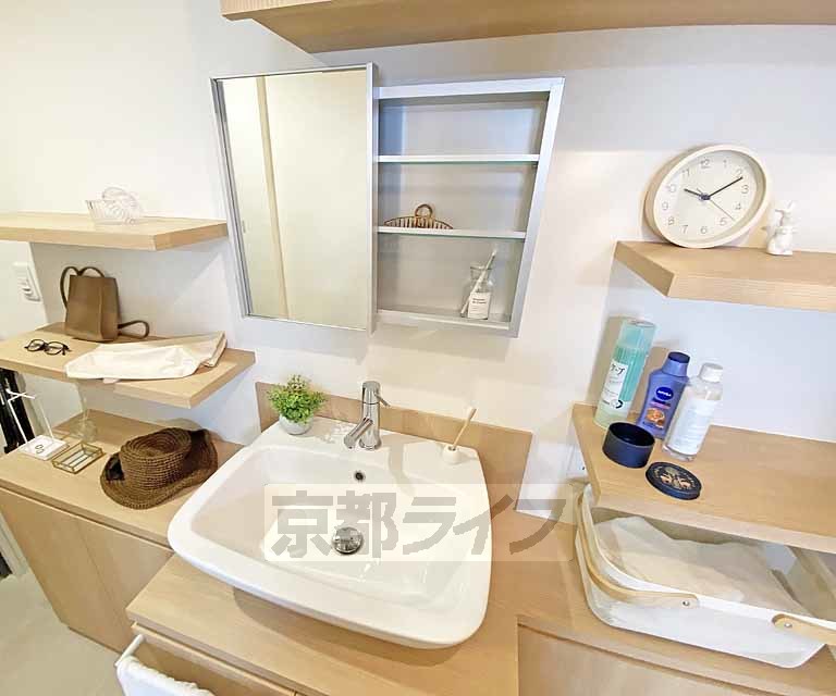 洗面設備　綺麗な洗面化粧台です。