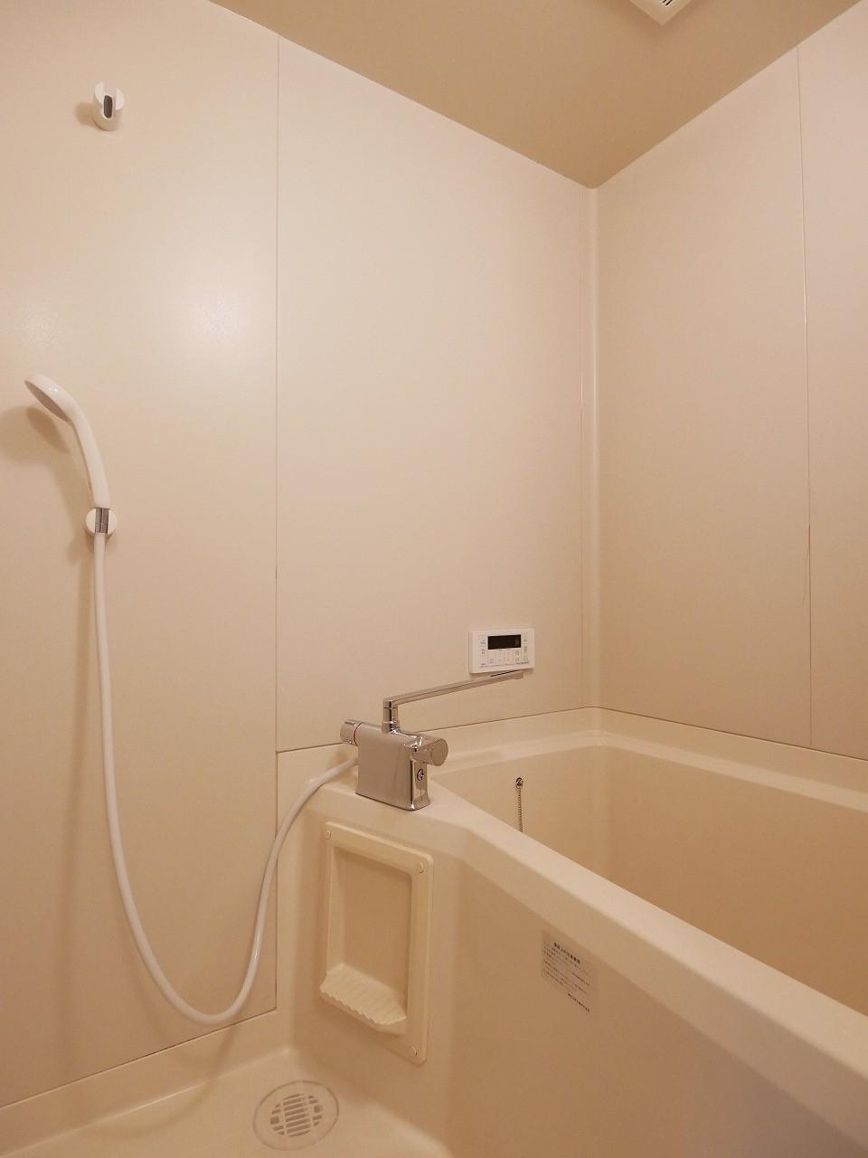 バス・シャワールーム　ゆったりと汗を流せます。シャワー水栓、給湯器新規交換すみ