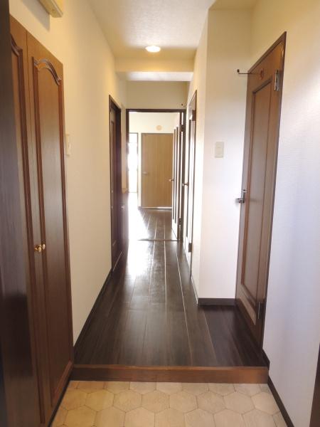 玄関　別の部屋より