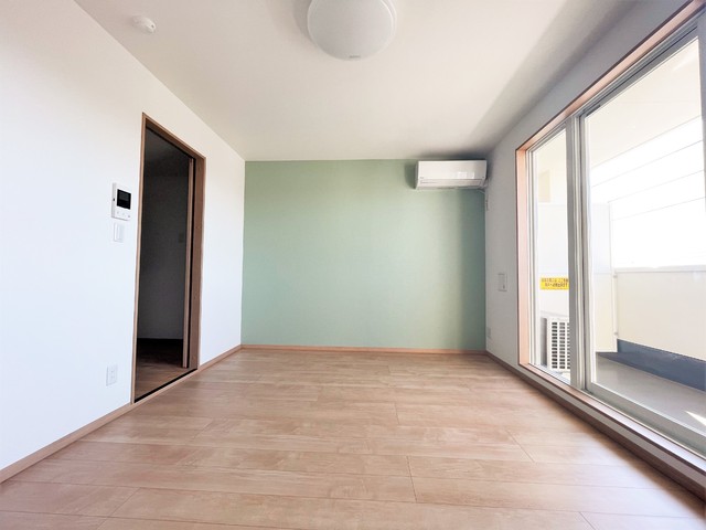 居室・リビング　落ち着くアクセントクロスの洋室