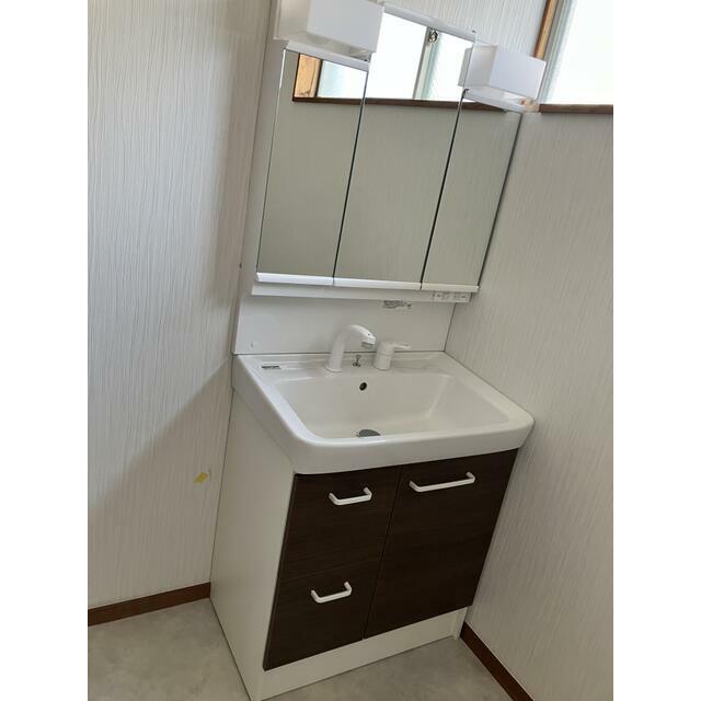 洗面設備　朝の準備が快適に、リフォーム済み３面鏡洗面所