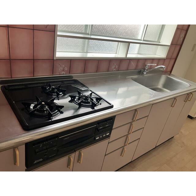 キッチン　便利な三口コンロ！ぴかぴかのキッチンなのでお料理がたのしくな