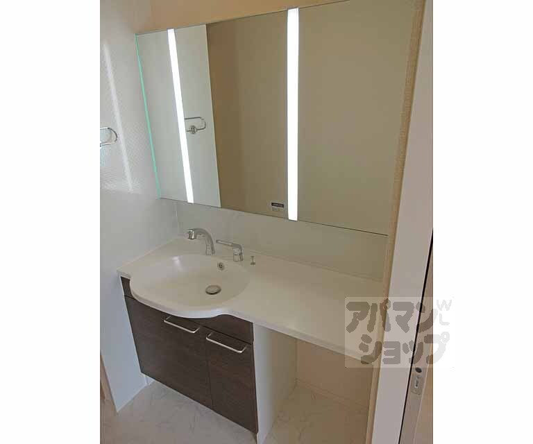 洗面設備　大きい鏡の明るい洗面台です！