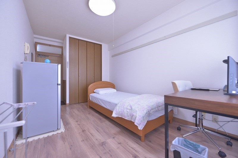 居室・リビング　家具付きのプライベートルームで在宅ワーク