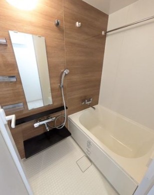 バス・シャワールーム　落ち着いた空間のお風呂です