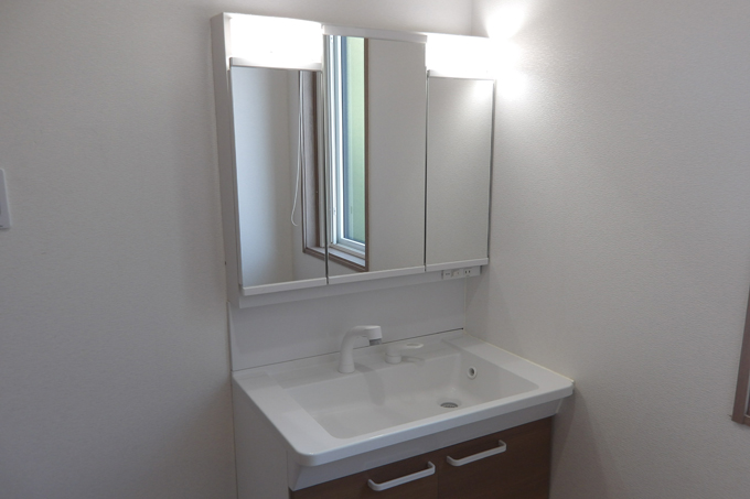 洗面設備　シャワー付洗面化粧台