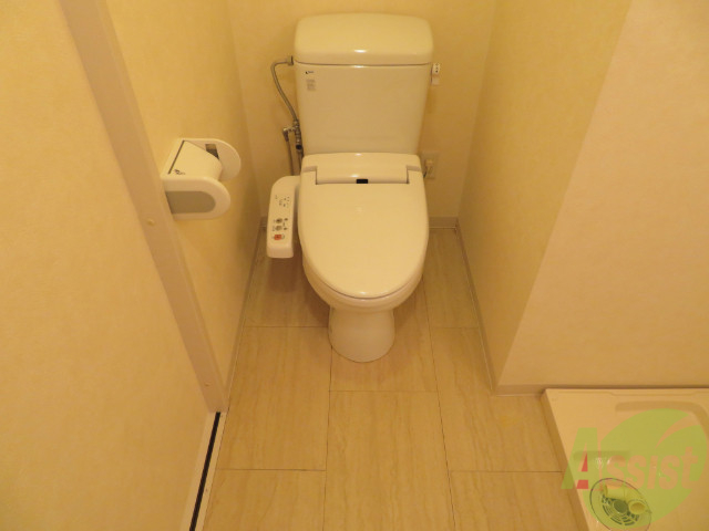 トイレ　脱衣所にお手洗いがあり、開放感のある雰囲気です。