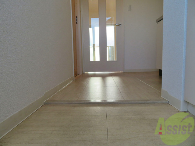 洗面設備　玄関の右側はキッチン、左側は洗面所と浴室になります。