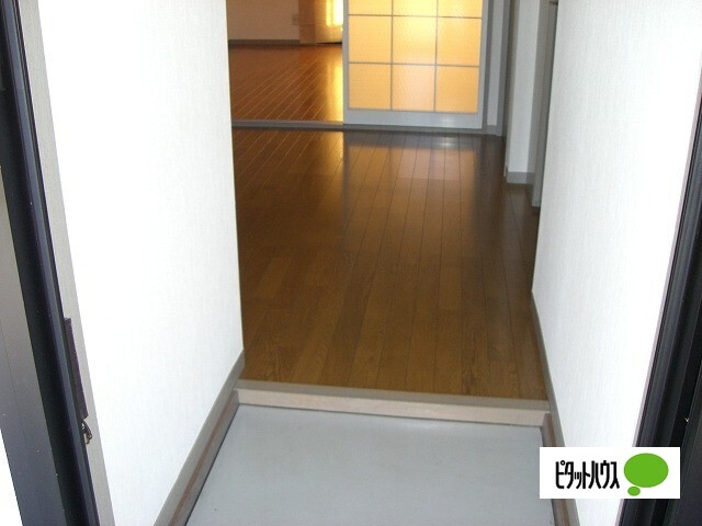 玄関　他のお部屋のお写真です