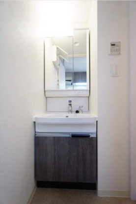 洗面設備　※同マンション他部屋です。反転しています。