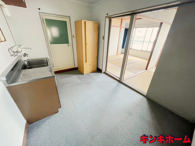 居室・リビング　写真は別のお部屋のものでございます。