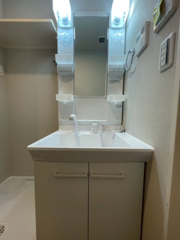 洗面設備　明るい洗面所です