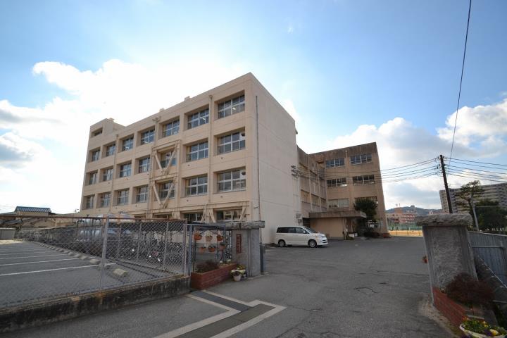 中学校　西条中学校（中学校）まで570m