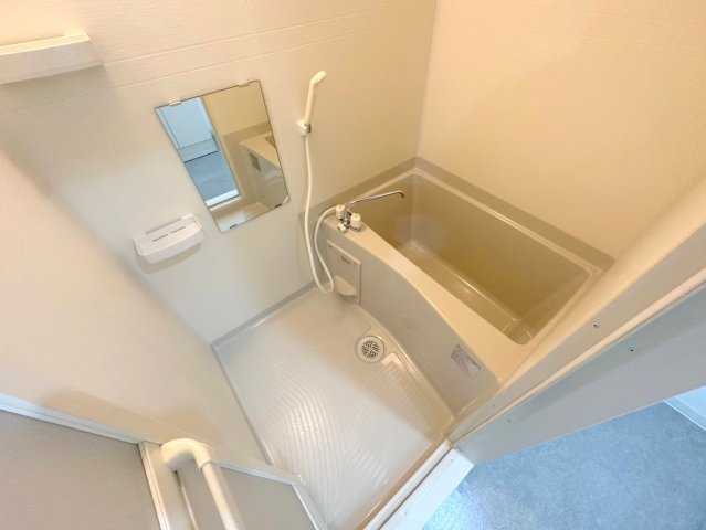 バス・シャワールーム　広めのお風呂は一日の疲れを癒してくれます。