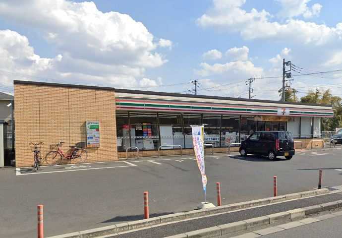 コンビニ　セブンイレブン（コンビニ）まで636m